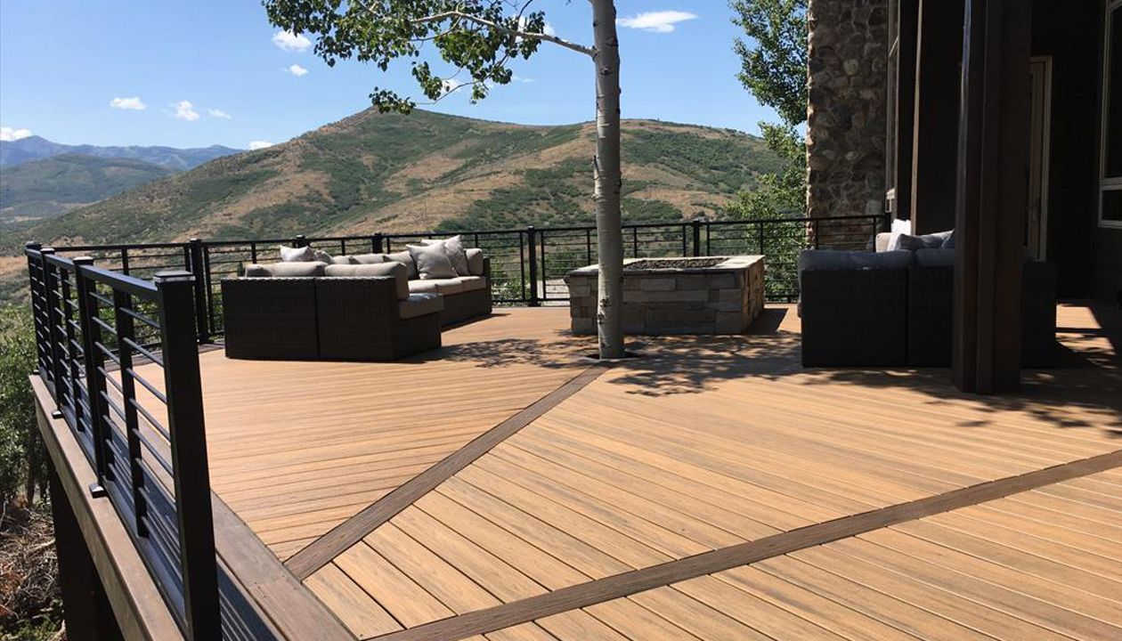 Havana gold spice rum border with trex rod rail in black on black