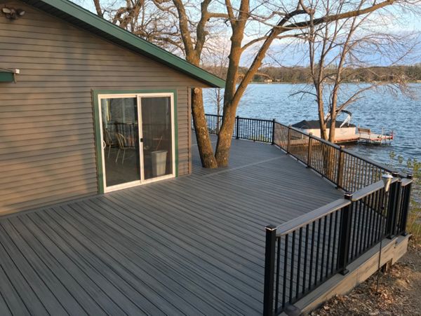 Maple Plain Trex Island Mist Decking with Signature Rail and LED Post Cap Lights