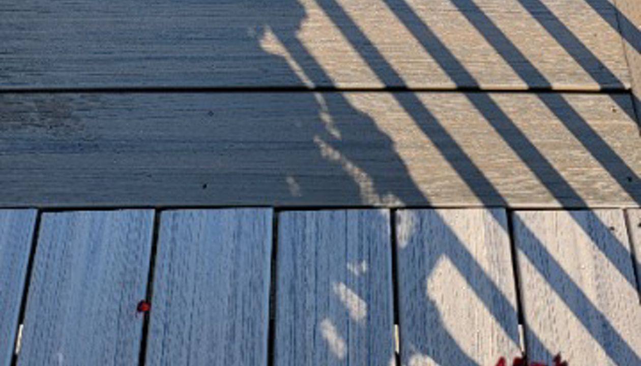 Trex Enhanced Natural Rocky Harbor with Coastal Bluff Picture Frame