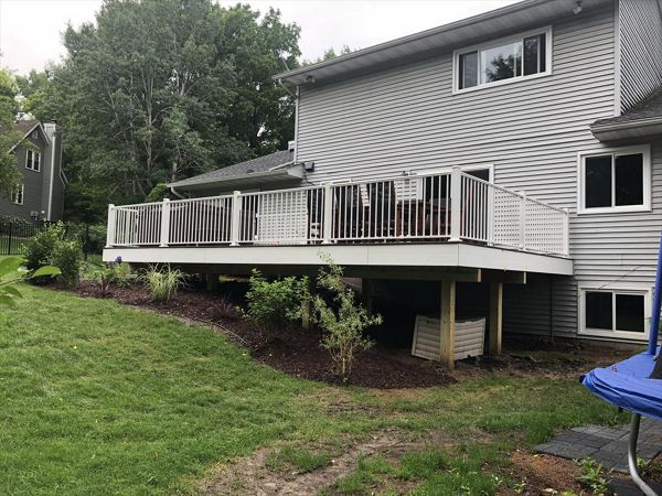 TREX TRANSCEND DECKING (LAVA ROCK & WHITE)