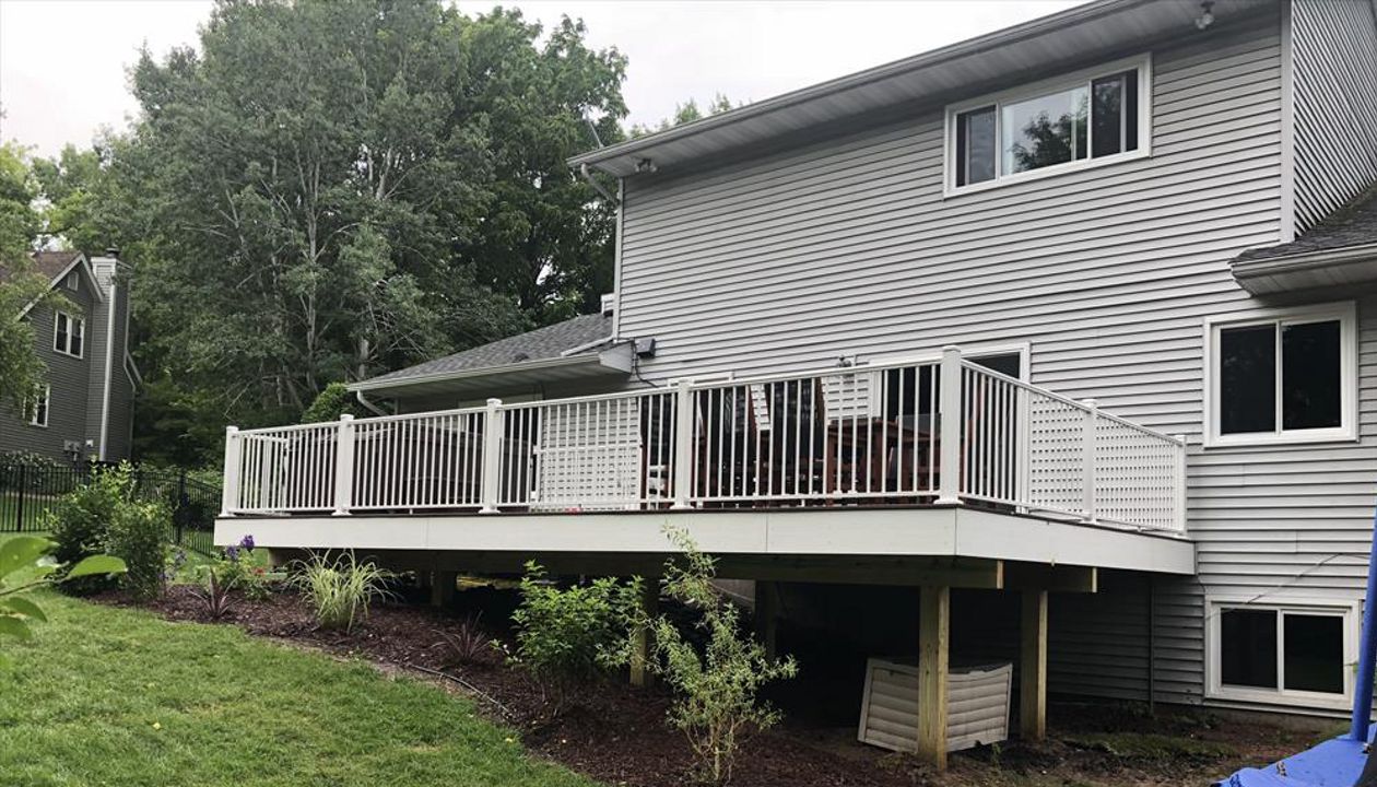 TREX TRANSCEND DECKING (LAVA ROCK & WHITE)