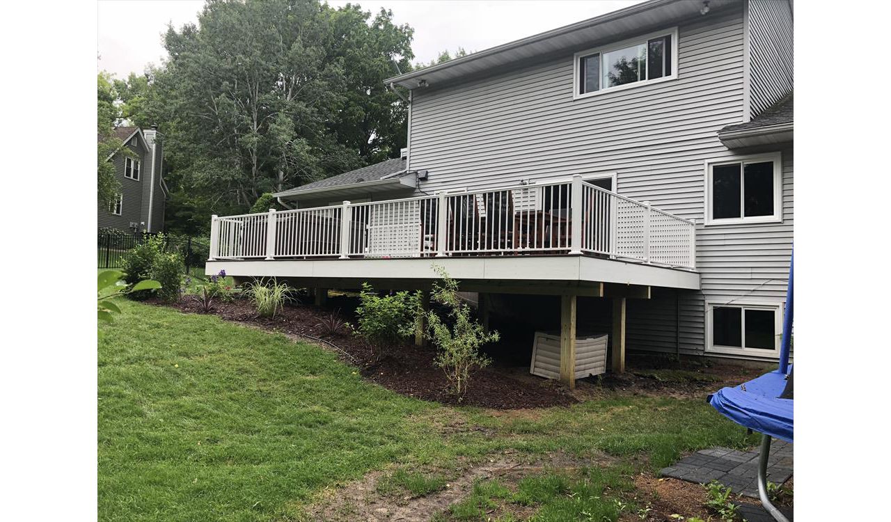 TREX TRANSCEND DECKING (LAVA ROCK & WHITE)