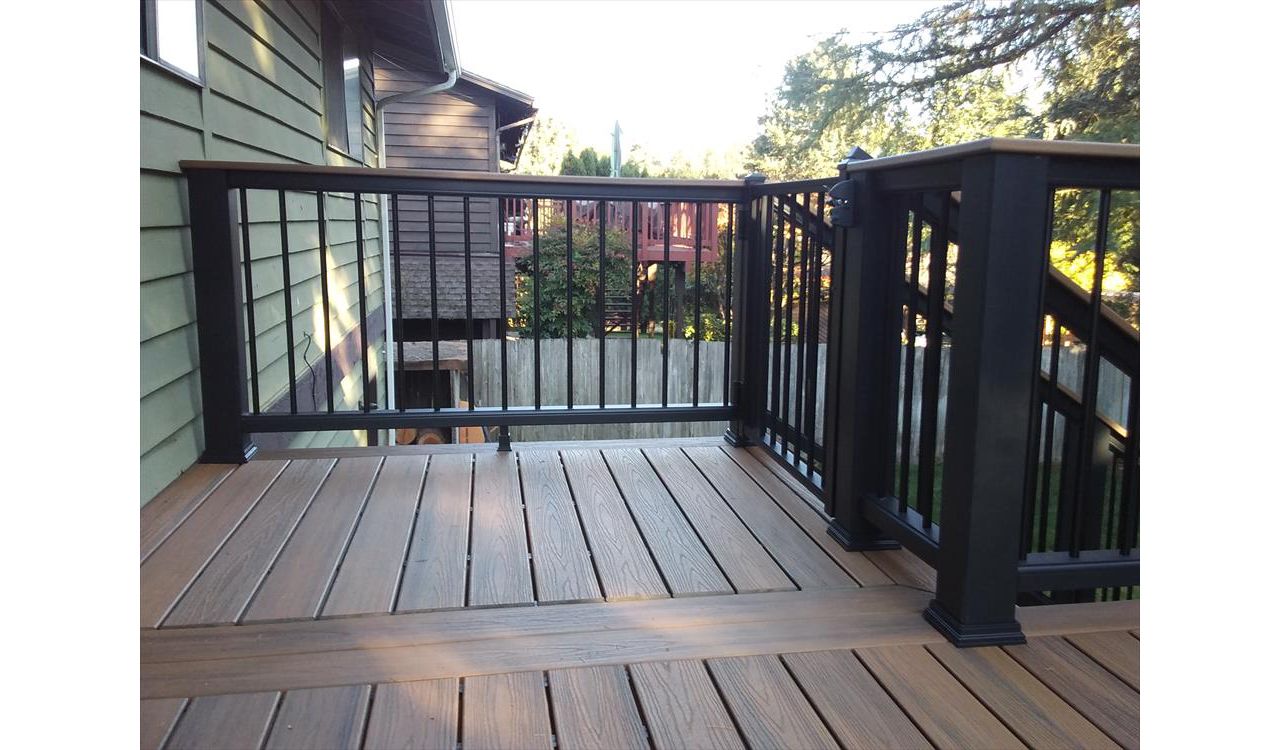 Trex Transcend Tropical Havana Gold decking and cocktail rail with Trex Transcend black composite rail with aluminum pickets.