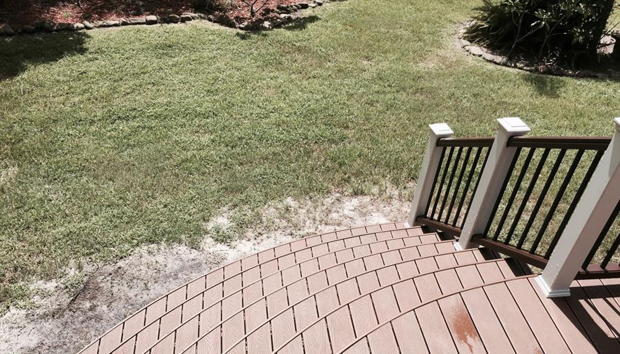 We love the way this Trex Decking just seems to flow right down these stairs.
