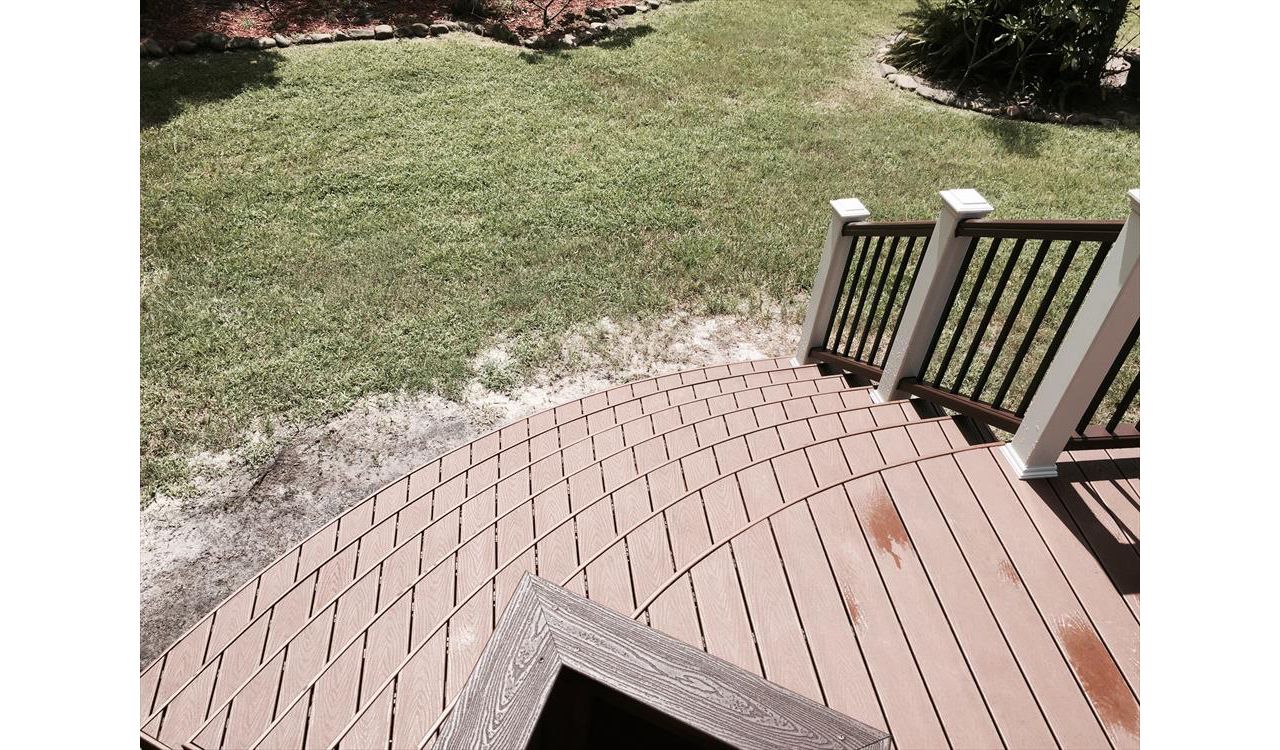 We love the way this Trex Decking just seems to flow right down these stairs.