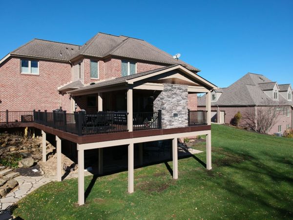 Partially Covered Vintage Lantern deck with Signature railing. Gas fireplace with stone veneer finish