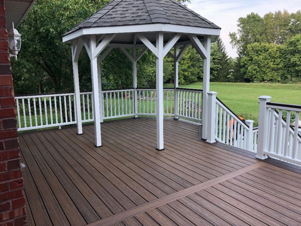 New Lenox, IL Havana Gold Decking, Spiced Rum Picture Frame Border, White Transcend Railing, and Spiced Rum 2x4 Cocktail Ledge