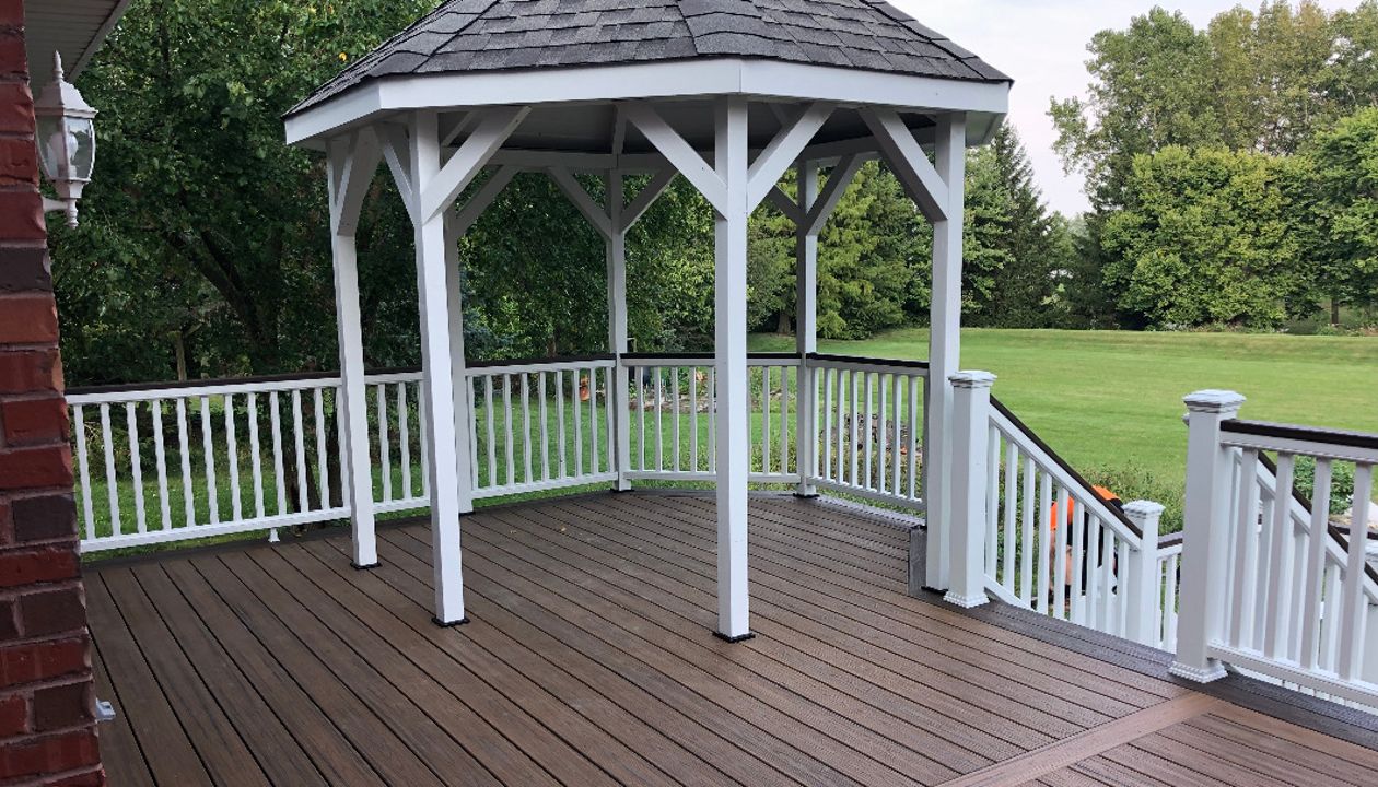 New Lenox, IL Havana Gold Decking, Spiced Rum Picture Frame Border, White Transcend Railing, and Spiced Rum 2x4 Cocktail Ledge