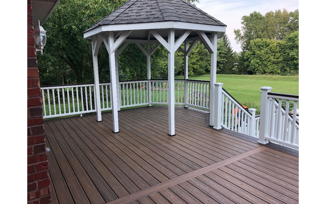 New Lenox, IL Havana Gold Decking, Spiced Rum Picture Frame Border, White Transcend Railing, and Spiced Rum 2x4 Cocktail Ledge
