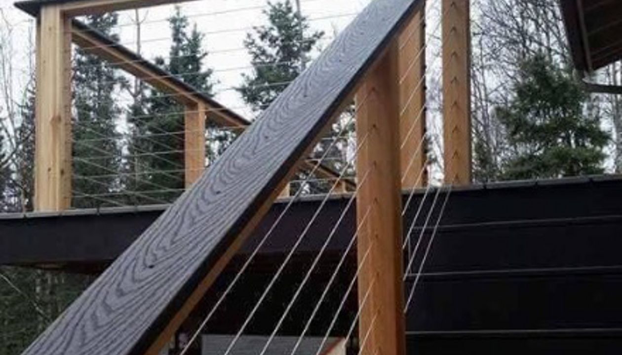 Trex select Woodland brown decking and railing cap