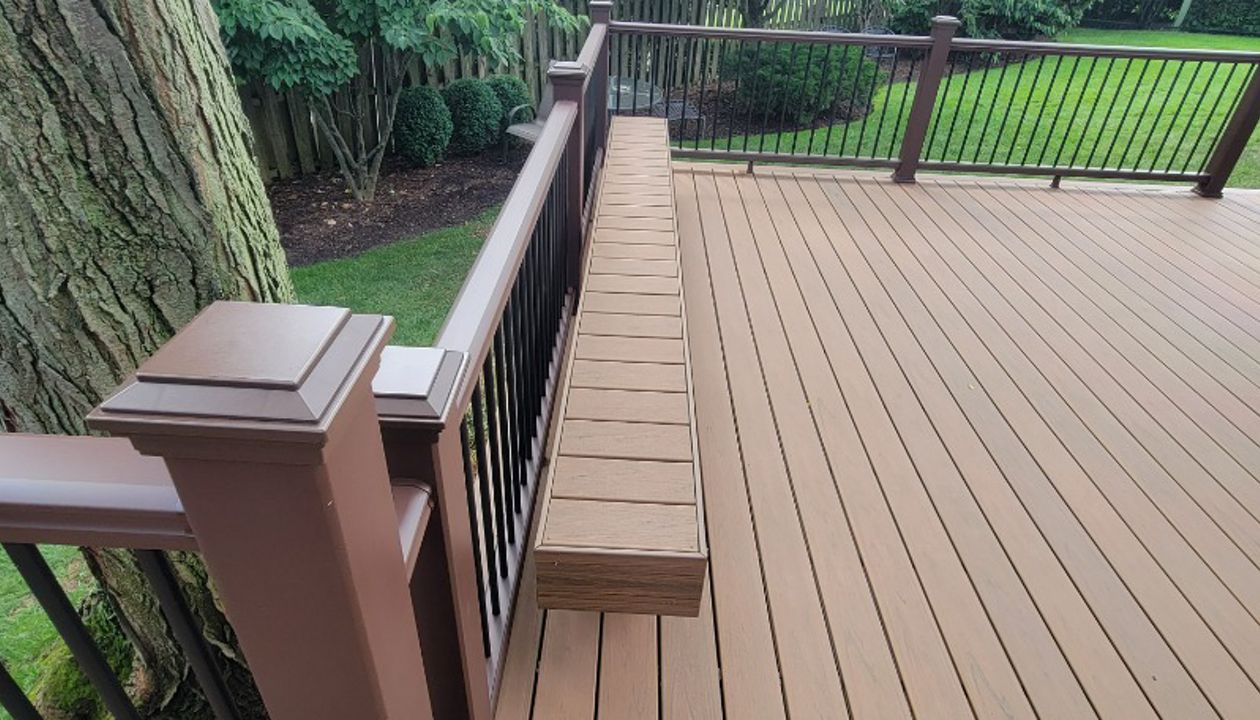 Trex Lineage Jasper with Vintage Lantern Rail