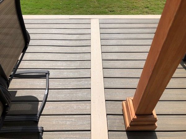 Trex Transcend Rope Swing feature board on this Trex Enhance Naturals Coastal Bluff deck is the perfect compliment