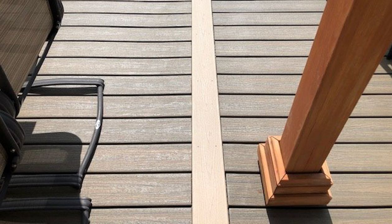 Trex Transcend Rope Swing feature board on this Trex Enhance Naturals Coastal Bluff deck is the perfect compliment