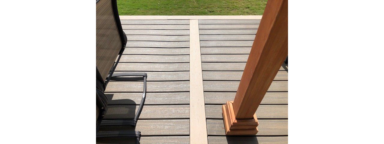 Trex Transcend Rope Swing feature board on this Trex Enhance Naturals Coastal Bluff deck is the perfect compliment