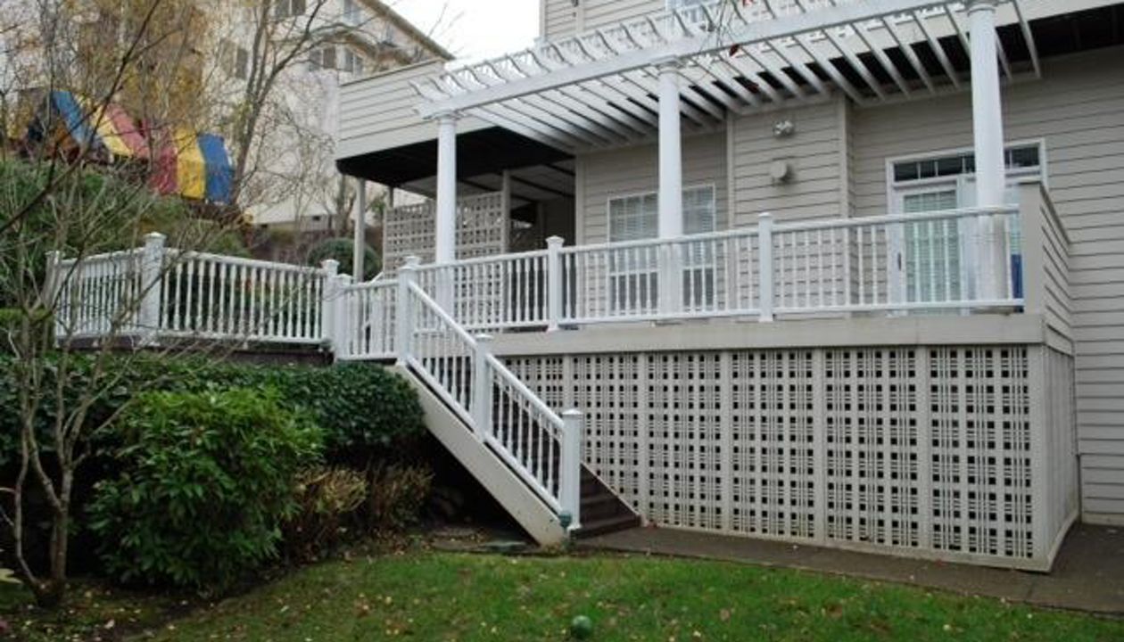 Trex Transcend White Crown Top Railing w/ Colonial Balusters