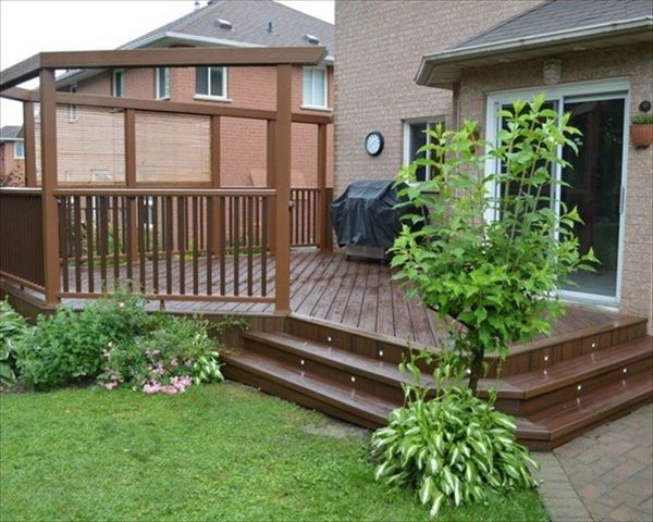 Small TREX deck. Made with Saddle TREX Enhance, built in:  Aurora, King City, Oak Ridges, Richmond Hill, Newmarket, Toronto, Mississauga, Mount Albert, Vaughan, Bradford
