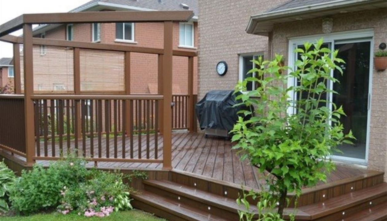 Small TREX deck. Made with Saddle TREX Enhance, built in:  Aurora, King City, Oak Ridges, Richmond Hill, Newmarket, Toronto, Mississauga, Mount Albert, Vaughan, Bradford