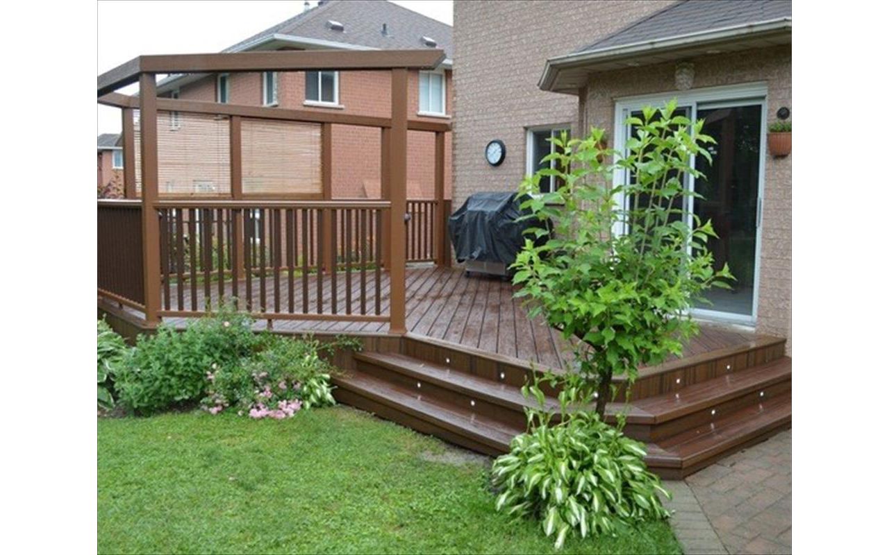 Small TREX deck. Made with Saddle TREX Enhance, built in:  Aurora, King City, Oak Ridges, Richmond Hill, Newmarket, Toronto, Mississauga, Mount Albert, Vaughan, Bradford