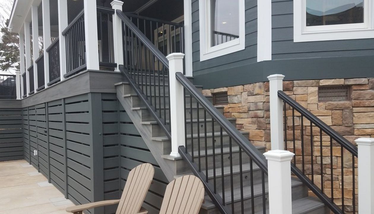 Trex Transcend Island Mist Decking with Black Trex Transcend Railing