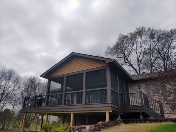 Covered Transcend deck with Signature railings and screens