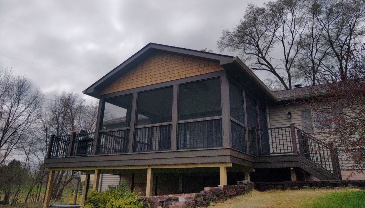 Covered Transcend deck with Signature railings and screens