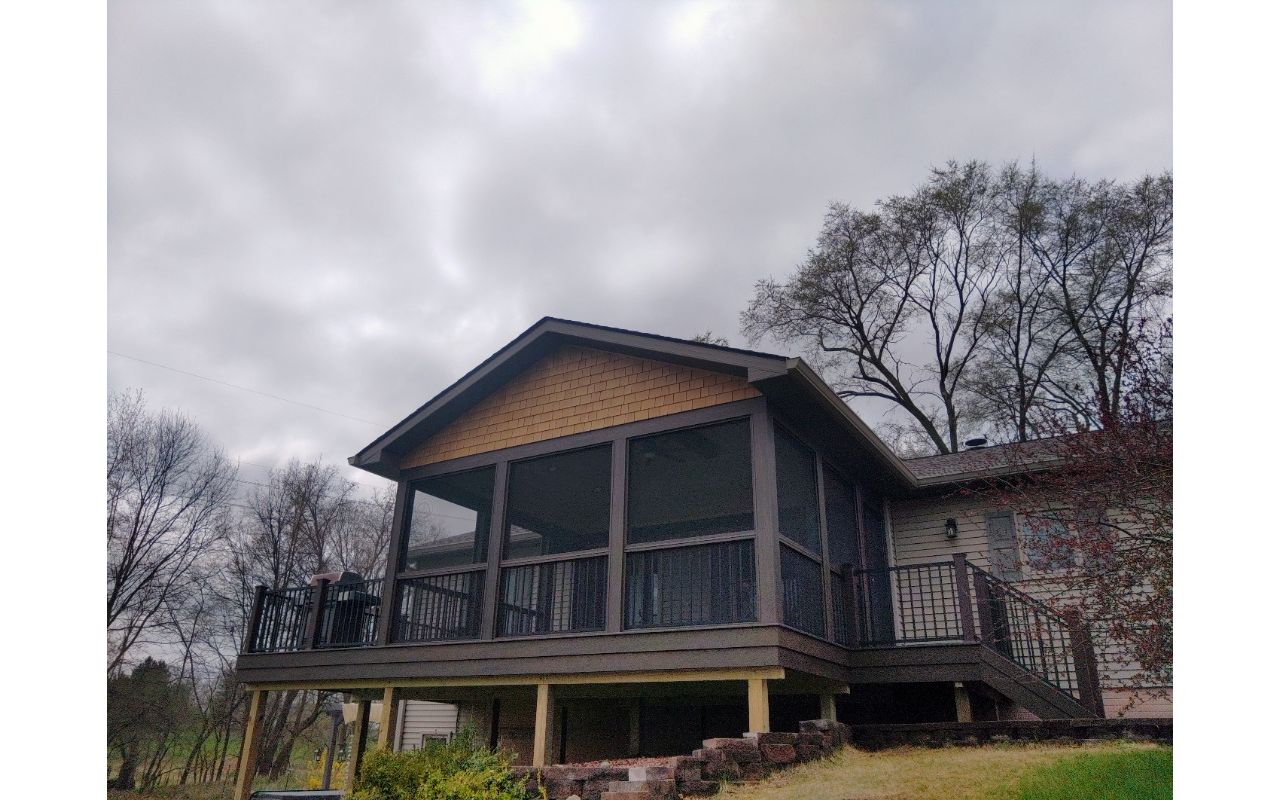 Covered Transcend deck with Signature railings and screens