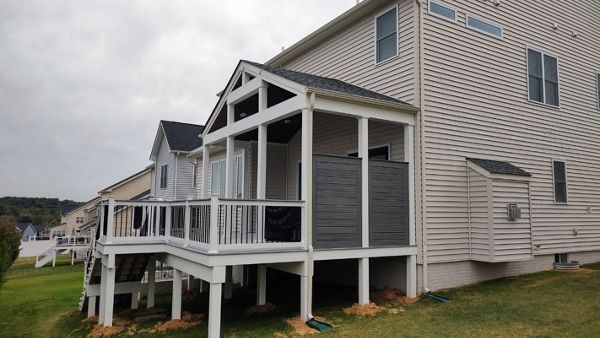 Trex Transcend Lineage Rainier decking with and Island Mist decorative accent wall