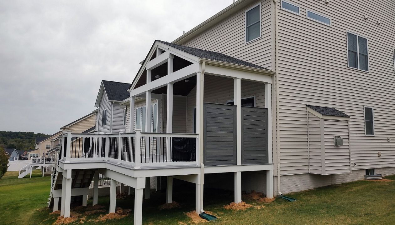 Trex Transcend Lineage Rainier decking with and Island Mist decorative accent wall