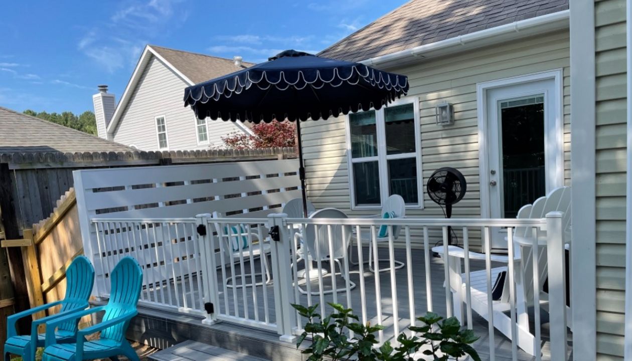 Trex Transcend Island Mist with White Signature Rail