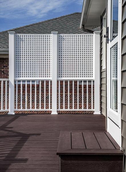 Picture perfect! This raised Trex Transcend deck in Edison, N.J. — done in Vintage Lantern — features an eye-catching picture frame border as a smart-looking design detail.