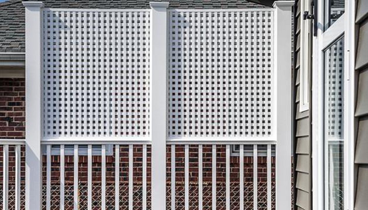 Picture perfect! This raised Trex Transcend deck in Edison, N.J. — done in Vintage Lantern — features an eye-catching picture frame border as a smart-looking design detail.