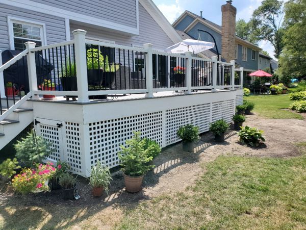 This large deck in Palatine, IL was completed using Transcend decking in Island Mist, Select Railing system, and the use of White fascia and privacy lattice.