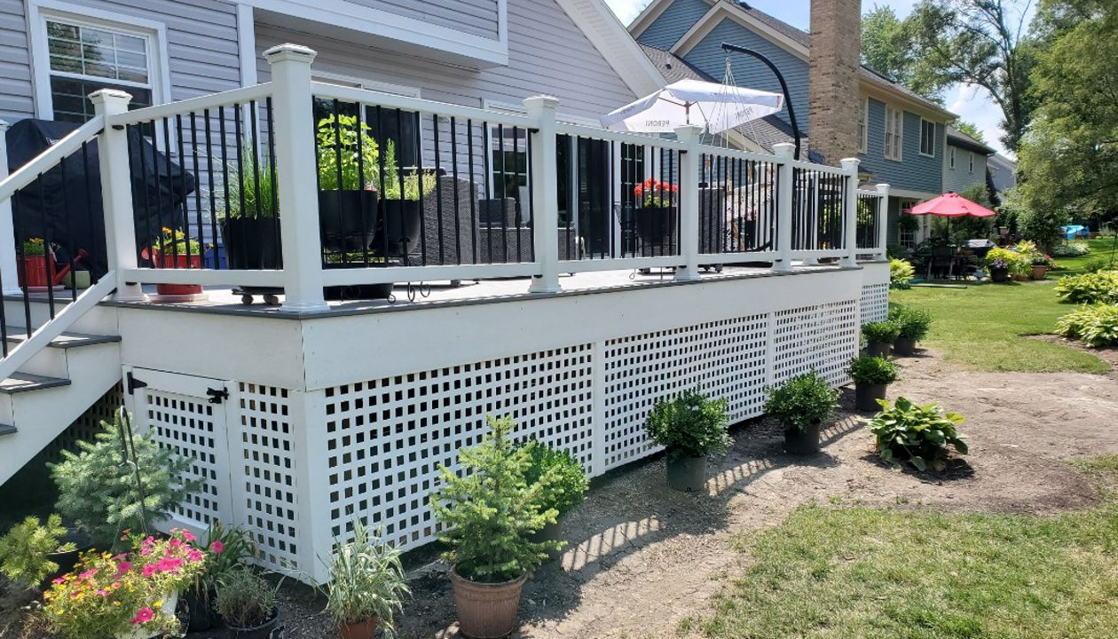 This large deck in Palatine, IL was completed using Transcend decking in Island Mist, Select Railing system, and the use of White fascia and privacy lattice.