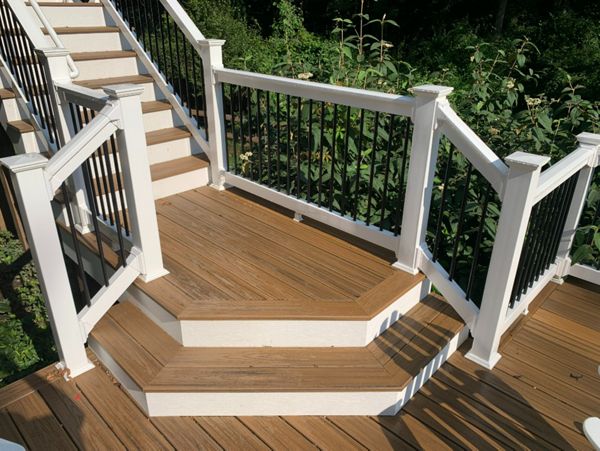 Trex Transcend Havana Gold Deck Boards with White Washington Vinyl Railing with Black Aluminum Balusters