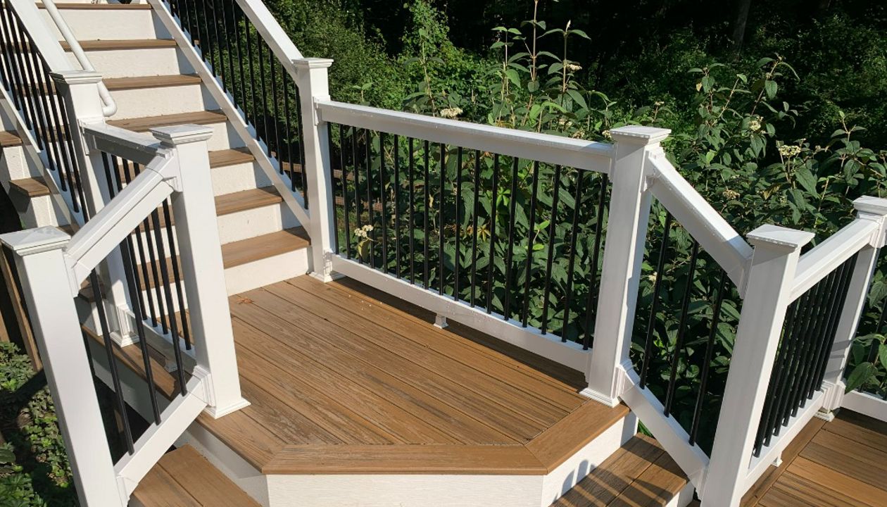 Trex Transcend Havana Gold Deck Boards with White Washington Vinyl Railing with Black Aluminum Balusters