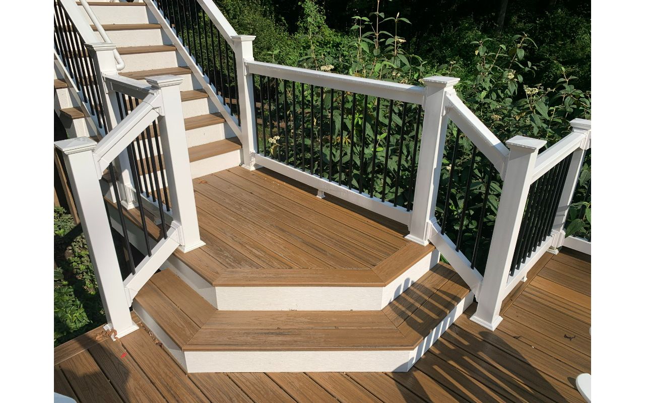 Trex Transcend Havana Gold Deck Boards with White Washington Vinyl Railing with Black Aluminum Balusters
