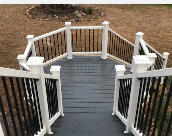 Enhanced Basics Clamshell with Trex Select Handrail