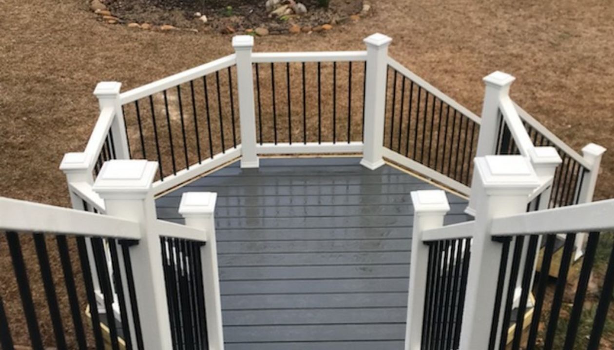 Enhanced Basics Clamshell with Trex Select Handrail