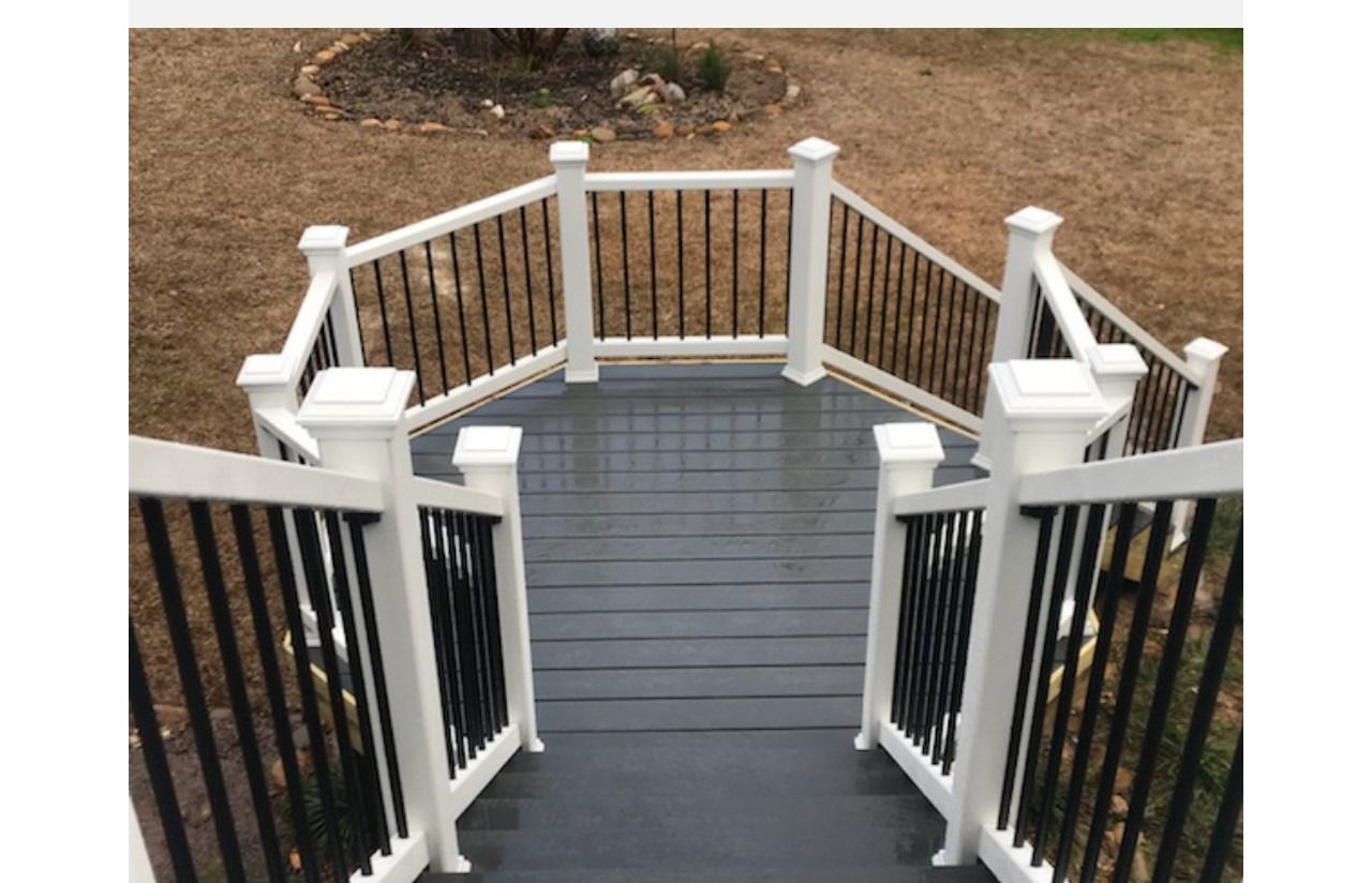 Enhanced Basics Clamshell with Trex Select Handrail