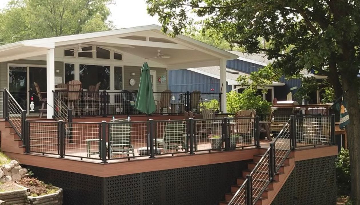 Transcend Tropical Tiki Torch w/Lava Rock Accents. Signature Mesh Railing