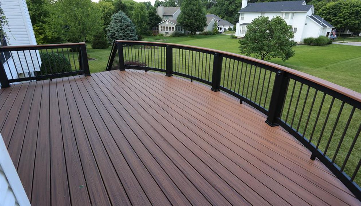 Custom Curved Trex Transend Decking and Railing