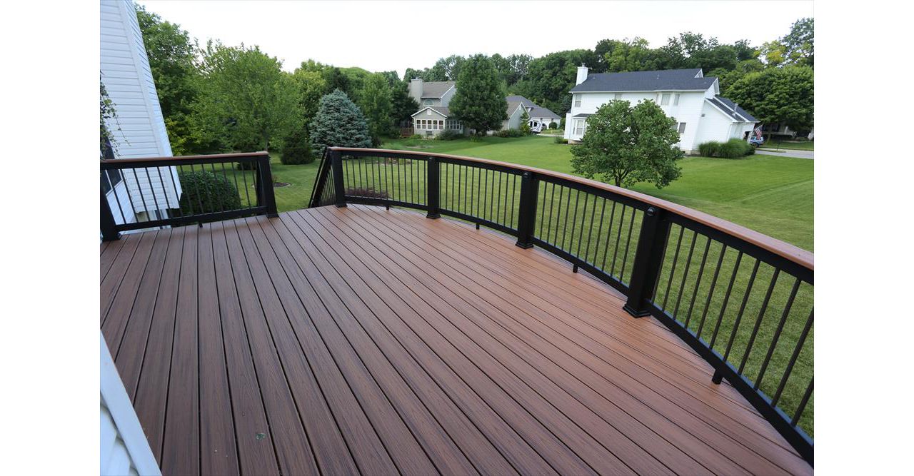 Custom Curved Trex Transend Decking and Railing