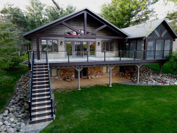 Capture the best views with Trex Signature rails and Trex Transcend decking