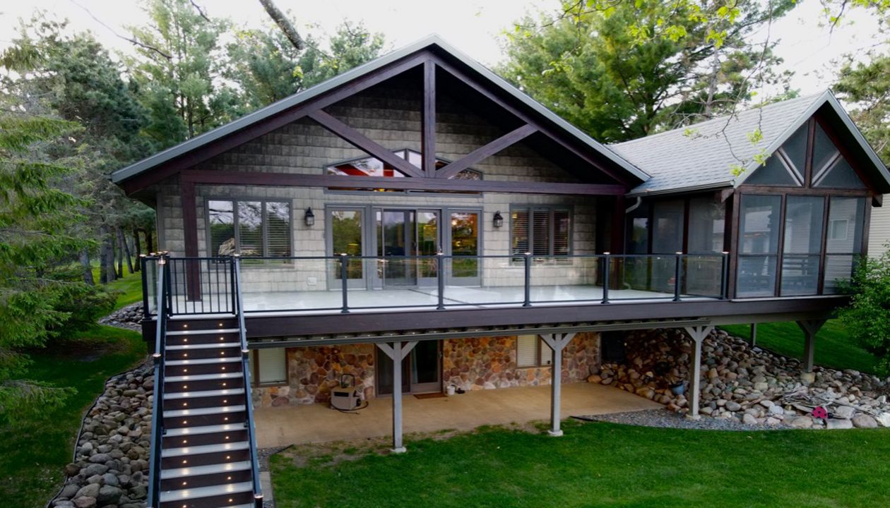 Capture the best views with Trex Signature rails and Trex Transcend decking