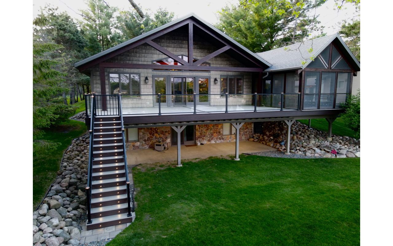 Capture the best views with Trex Signature rails and Trex Transcend decking