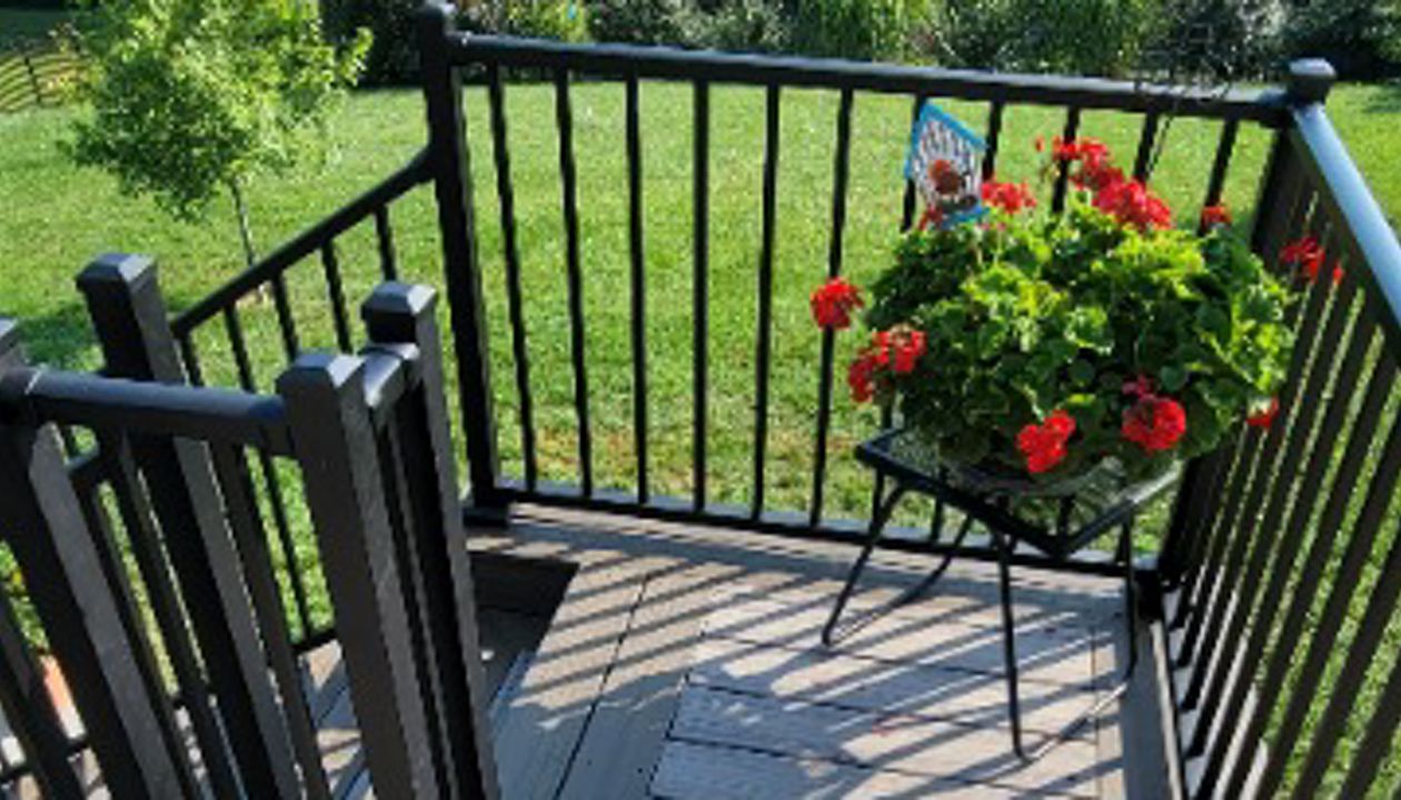 Trex Enhanced Natural Rocky Harbor with Coastal Bluff Picture Frame