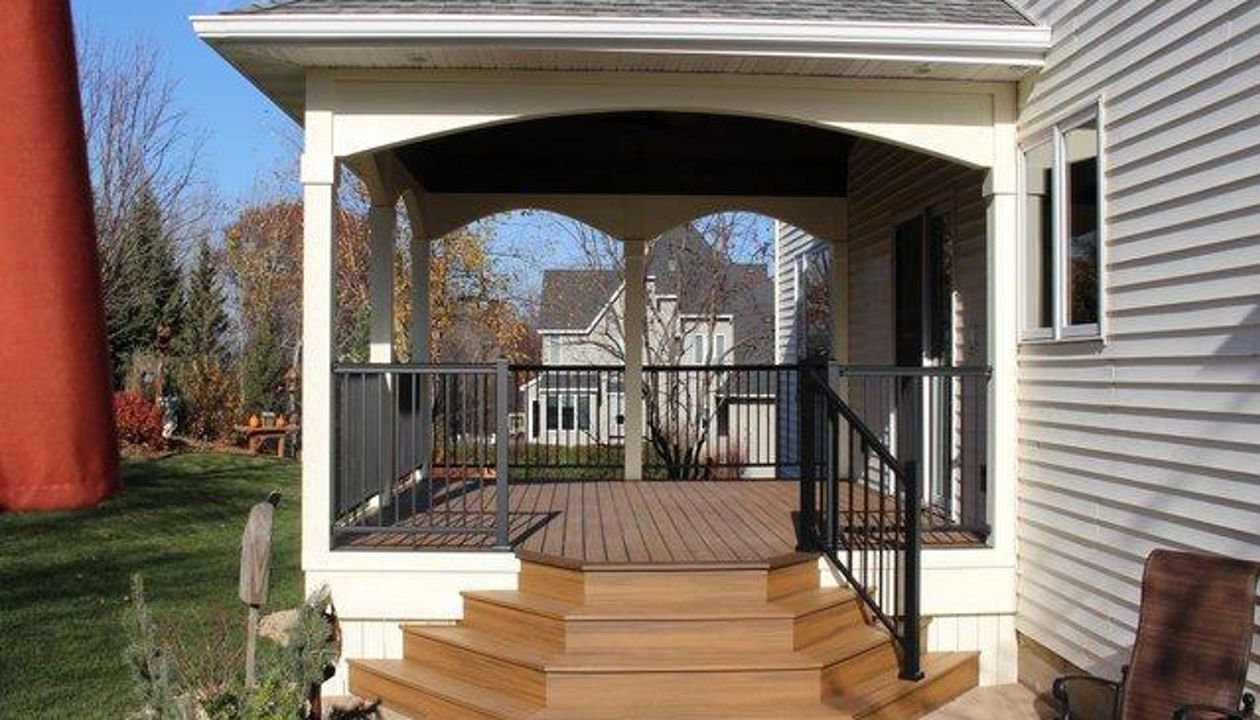 Trex decking in Havanah Gold with Trex Spiced Rum Border