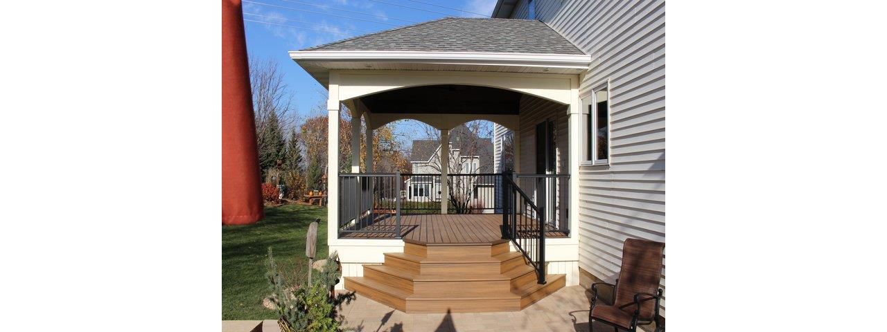 Trex decking in Havanah Gold with Trex Spiced Rum Border
