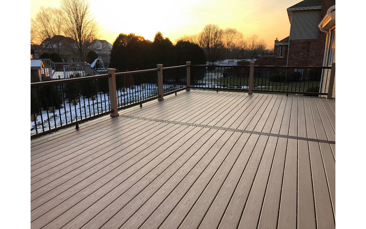 Orland Park, IL Rope Swing Decking and Posts with Vintage Lantern Picture Frame Border and Transcend Railings - Black Aluminum Balusters