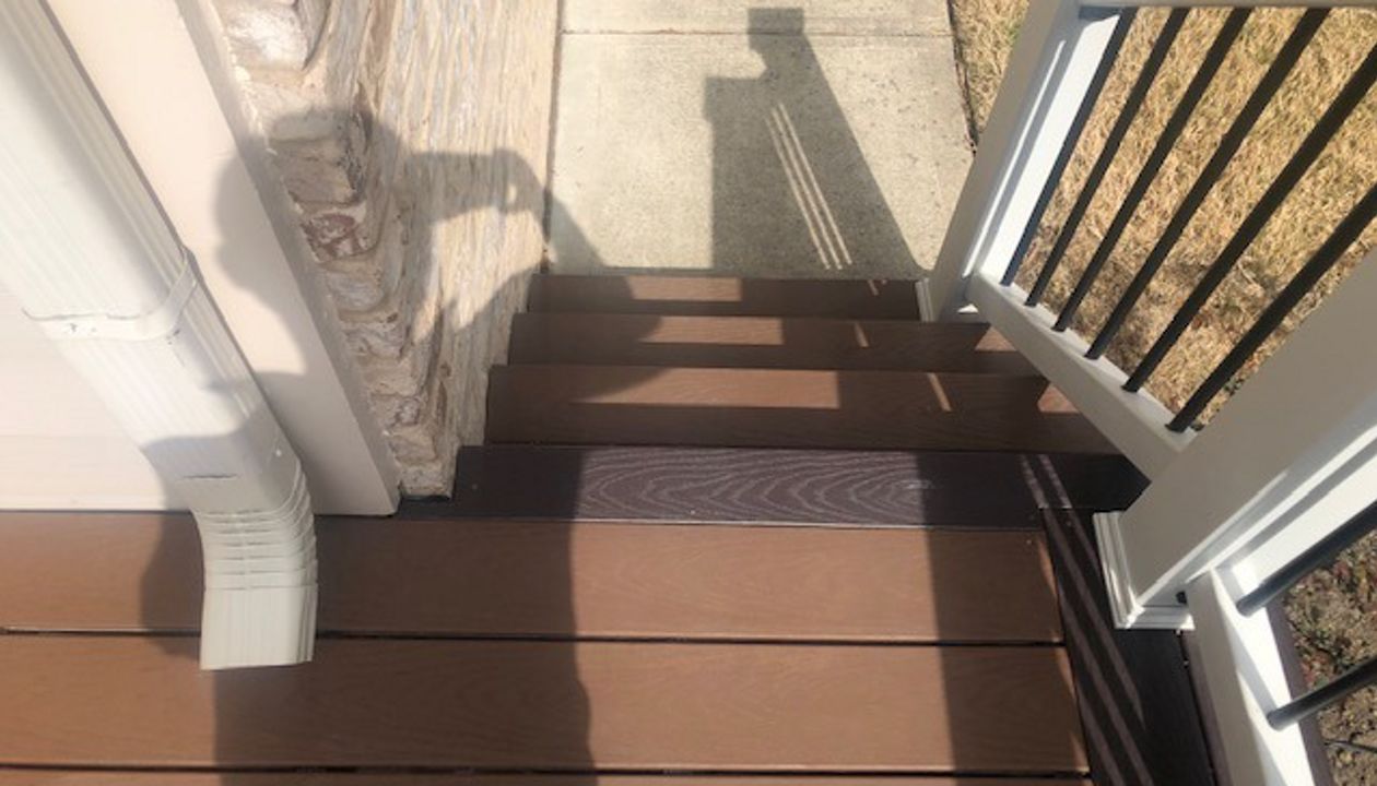 Trex Select Saddle with Woodland Brown picture frame helps suggest a change visually when it comes to the stairs